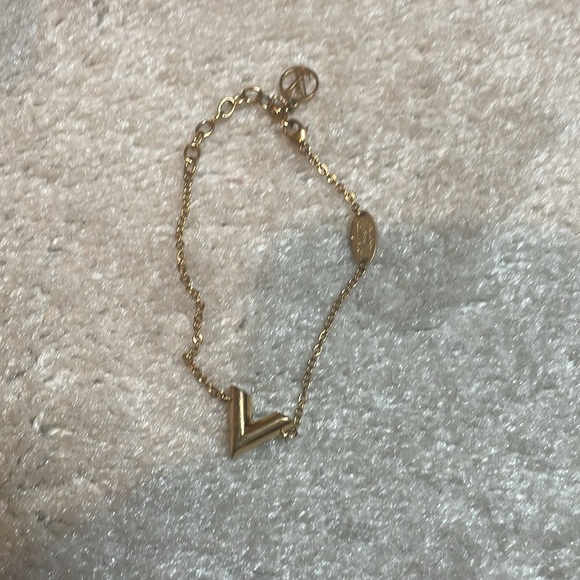 Louis Vuitton Essential V Bracelet - Picture 3 of 12